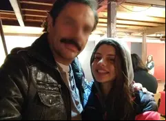 Héctor Parra abrazando a Daniela Parra en patio de casa