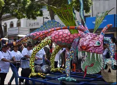 Con sus formas fantásticas y colores brillantes, los alebrijes capturaron la atención de miles de personas a lo largo del recorrido.
