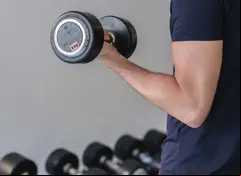 Hombre cargando mancuerna en gimnasio