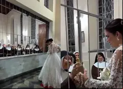 Exmonja regresa al convento vestida de novia para despedirse de sus amigas