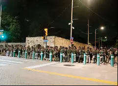 Texas levanta muro militar por protestas; Trump mantiene control castrense en California