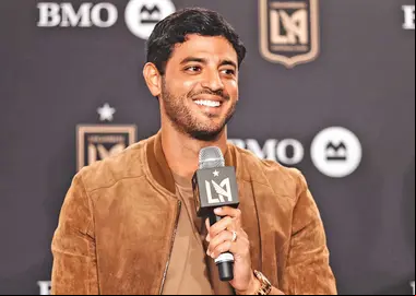 Carlos Vela respalda a la comunidad latina en Los Ángeles