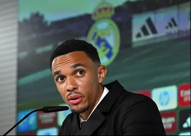 Alexander-Arnold cambia a su nombre