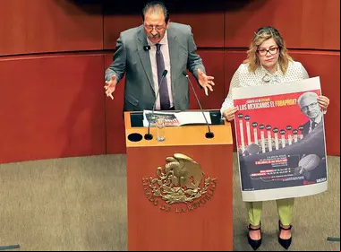 Reginaldo Sandoval, en la tribuna del Congreso de la Unión.