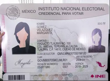 Imagen de una credencial del INE en primer plano, mostrando los elementos visibles del anverso como la tinta UV, el microtexto, las líneas guilloche y los colores arcoíris; documento colocado sobre una superficie neutra, con buena iluminación