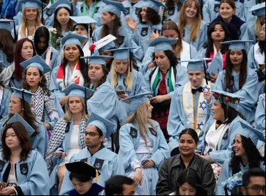 Abucheos en graduación de Columbia por ausencia de estudiante propalestino
