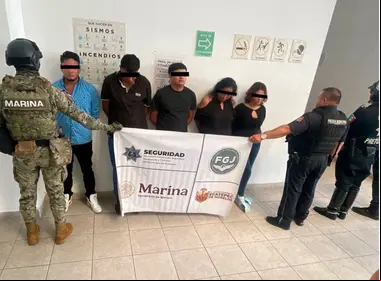 Los presuntos responsables recibieron la lectura de sus derechos tras su captura. Foto: Especial
