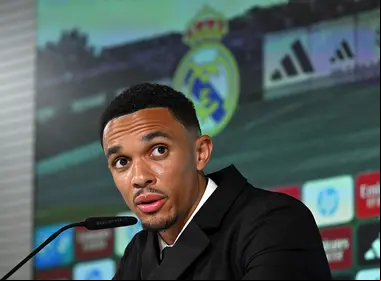 Alexander-Arnold cambia a su nombre