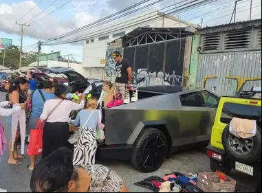 Cybertruck se convierte en puesto de ropa de paca en tianguis de Cancún