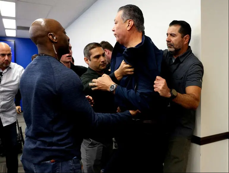El senador Alex Padilla siendo detenido durante una conferencia de Kristi Noem. (Reuters)