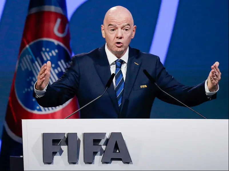 Gianni Infantino hablando en el templete.