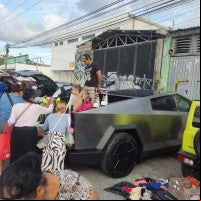Cybertruck se convierte en puesto de ropa de paca en tianguis de Cancún